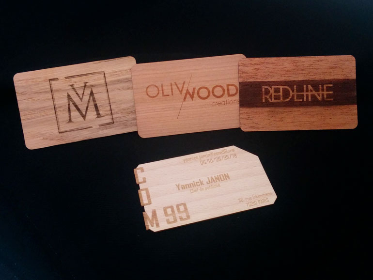 Quatre cartes de visite en bois