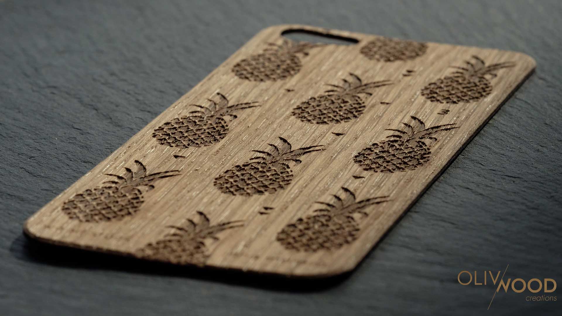 Gravure et découpe laser sur chêne pour skin iPhone WoodStuck